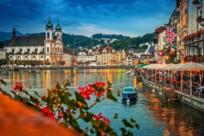 Hallstatt Travel Guide β Best Places to Visit & Photo Spots
